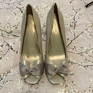 Metallic beige with bow embellishment size 10